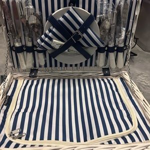 Picnic Basket for 2 Wicker Picnic Set with Insulated Liner for Camping,Wedding